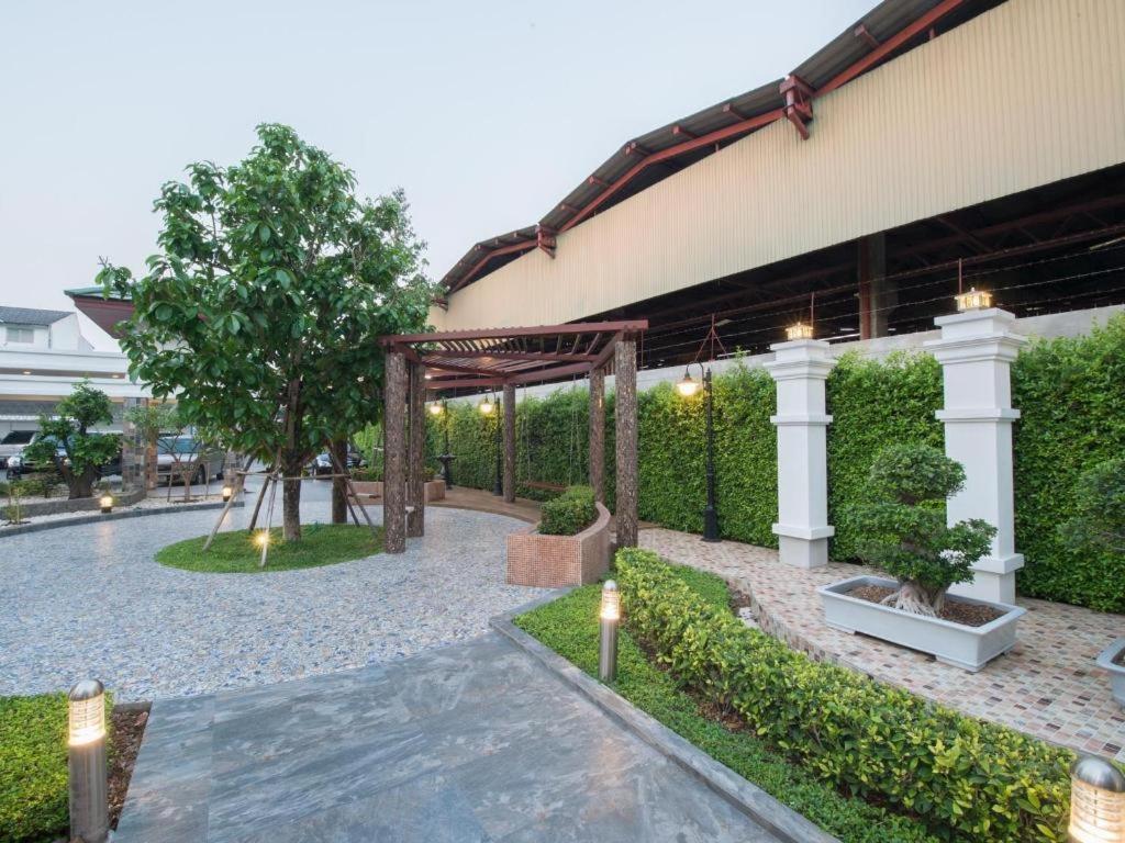 Nartsiri Hotel Убонратчатхани Экстерьер фото